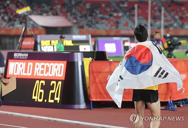 장민호의 기록 (나고야=연합뉴스) 박동주 기자 = 23일 일본 나고야 미즈호 공원 육상 경기장에서 열린 2026 아이치·나고야 장애인아시아경기대회 육상 남자 400m T13 결선.
    한국 장민호가 결승선을 1위로 통과한 뒤 기뻐하고 있다. 2026.10.23 pdj6635@yna.co.kr