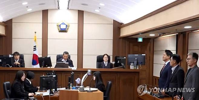 오세훈 시장 '정치자금법' 항소심 무죄 선고 (서울=연합뉴스) 오세훈 서울시장이 23일 서초구 서울고등법원에서 열린 정치자금법 위반 혐의 항소심 선고공판에서 선고 주문을 듣고 있다. 
    서울고법 형사7부(구회근 부장판사)는 '명태균 여론조사비 대납 의혹'으로 재판에 넘겨진 오 시장에게 무죄를 선고했다. 2026.10.23 [서울고등법원 제공. 재판매 및 DB 금지] photo@yna.co.kr