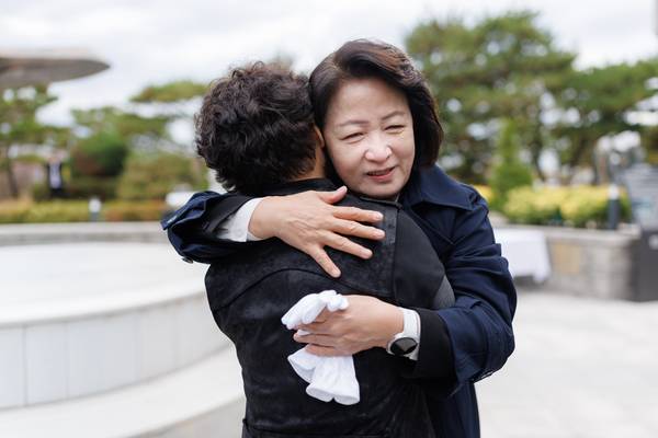 24일 오전 경기도소방재난본부 해태공원에서 추미애 경기도지사가 헌화를 마치고 유가족과 인사를 하고 있다. 2026.10.24 /경기도 제공
