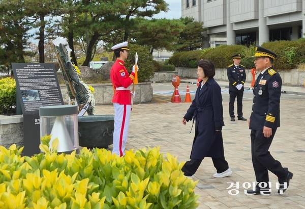 24일 오전 경기도소방재난본부 해태공원에서 추미애 경기도지사가 홍장표 경기도소방재난본부장과 함께 헌화를 위해 이동하고 있다. 2026.10.24 /김태강기자 think@kyeongin.com