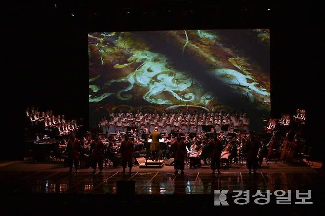 ▲ 울산시립예술단은 이달 29일 오후 7시30분 울산문화예술회관 대공연장에서 해오름동맹 시립예술단이 합동공연으로 합창오페라 '천년의 빛, 하나의 울림'을 선보인다. 사진은 2023년 해오름동맹 합동공연 모습. 경상일보 자료사진