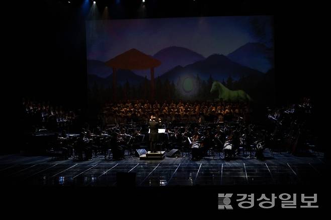 ▲ 울산시립예술단은 이달 29일 오후 7시30분 울산문화예술회관 대공연장에서 해오름동맹 시립예술단이 합동공연으로 합창오페라 '천년의 빛, 하나의 울림'을 선보인다. 사진은 2023년 해오름동맹 합동공연 모습. 경상일보 자료사진