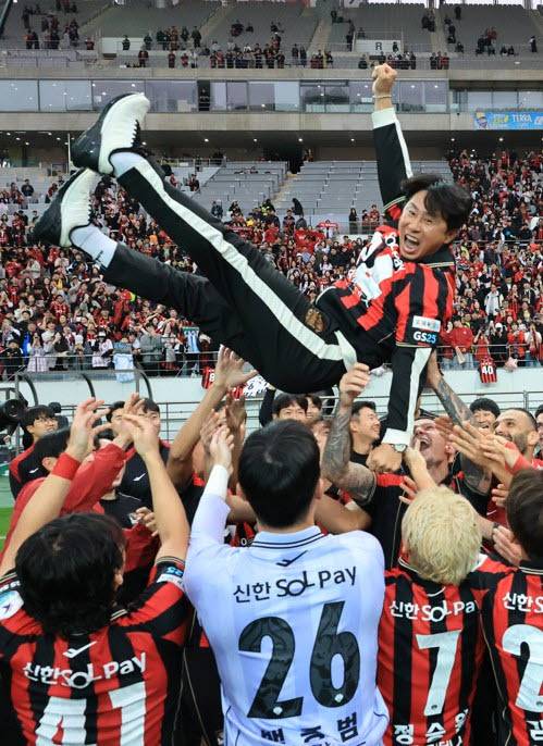 24일 서울 상암 월드컵경기장에서 열린 프로축구 FC서울과 강원FC의 경기에서 FC서울이 승리해 우승을 확정 짓고 선수들이 김기동 감독을 헹가래 치고 있다. 사진=연합뉴스
