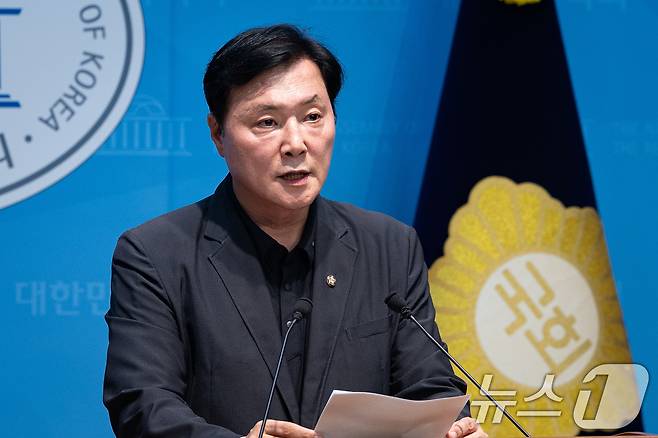 조계원 더불어민주당 대변인이 지난 8월 23일 서울 여의도 국회 소통관에서 브리핑을 하고 있다. 2026.8.23 ⓒ 뉴스1 유승관 기자