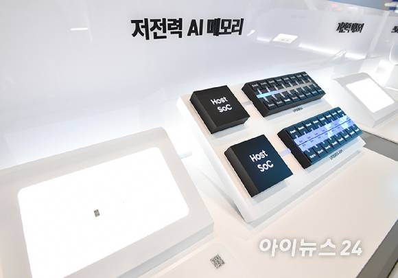 14일 서울 강남구 코엑스에서 열린 제28회 반도체대전(SEDEX 2026)의 삼성전자 부스에 메모리 내부에 연산 기능을 통합한 저전력 AI 메모리 LPDDR5X-PIM이 전시돼 있다.[사진=곽영래 기자]