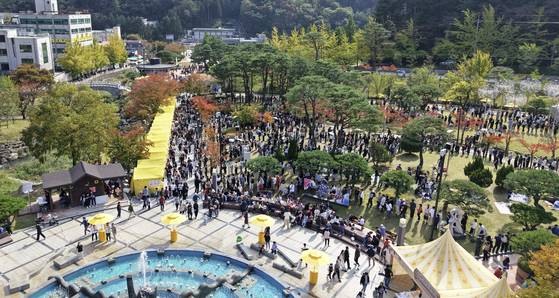 지난해 10월 26일 오후 경북 김천시 사명대사 공원과 직지사문화공원 일대에서 열린 제2회 '2025 김천김밥축제'가 방문객들로 문전성시를 이루고 있다. 사진 김천시