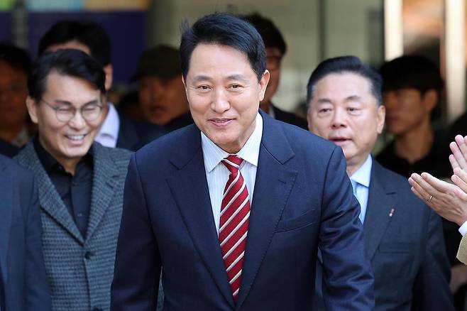 오세훈 서울시장이 23일 서울고법에서 열린 ‘명태균 여론조사 대납 의혹 사건’ 항소심에서 무죄를 선고받은 뒤 법원 청사를 나서고 있다. [뉴시스]