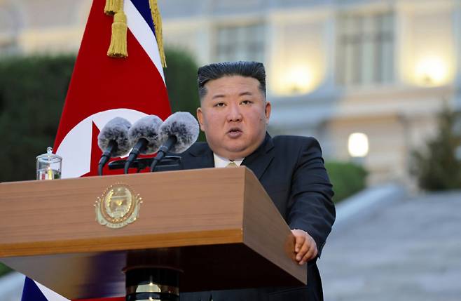 (평양 노동신문=뉴스1) = 북한 노동당 기관지 노동신문은 김정은 노동당 총비서가 지난달 30일 창립 80주년을 맞은 김일성종합대학을 축하 방문해 연설하고 기념공연을 관람했다고 1일 보도했다. 사진=(평양 노동신문=뉴스1)