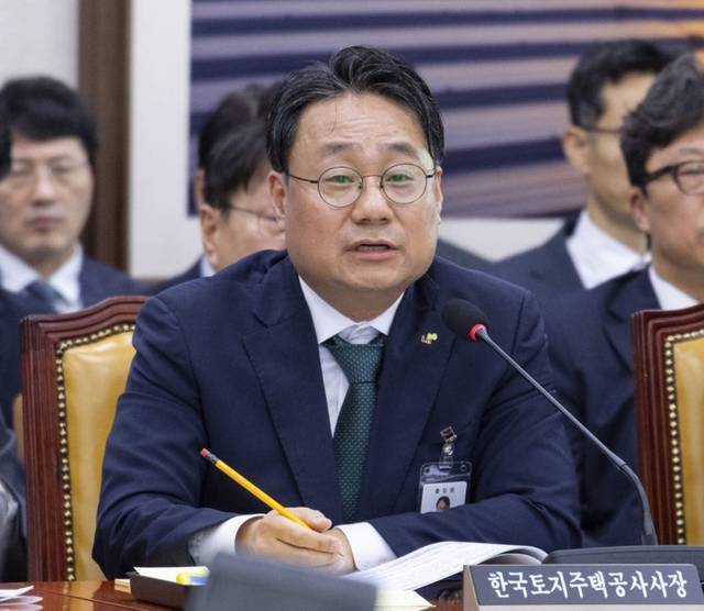 이성훈 한국토지주택공사(LH) 사장이 지난 12일 국회에서 열린 국토교통위원회 국정감사에 출석해 LH의 부채 증가와 관련한 의원 질의에 답하고 있다.연합뉴스