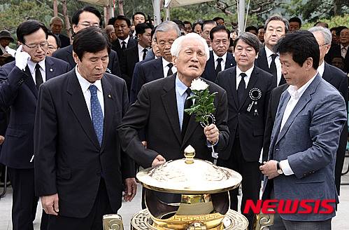 故 김영삼 전 대통령 묘비 제막식이 열린 26일 오후 서울 동작구 국립현충원에서 최형우 전 내무부 장관이 헌화를 하며 오열을 하고 있다. 2016.05.26. [뉴시스 제공]