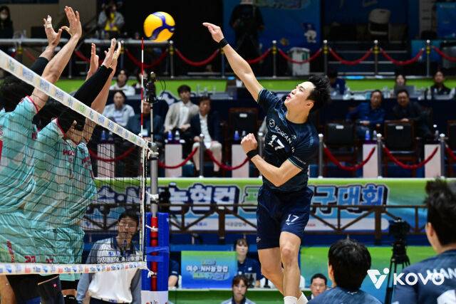 대한항공 주전 아포짓이 된 임동혁이 24일 여수 진남체육관에서 열린 2026 여수·NH농협컵 프로배구대회 우리카드와 4강 맞대결에서 공격을 시도하고 있다./한국배구연맹 제공