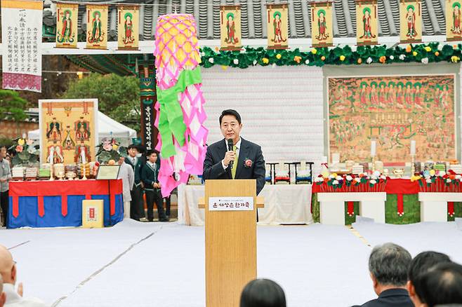 [서울=뉴시스] 권창회 기자 = 오세훈 서울시장이 24일 오전 서울 은평구 진관사에서 열린 진관사 국행수륙재에서 참석해 축사를 하고 있다.628년 전통을 가진 국가무형유산 진관사 수륙재는 물과 땅에서 죽은 모든 영혼을 위로하고, 부처의 가르침과 공양을 베풀어 극락왕생을 기원하는 불교 의례다. (사진=대한불교조계종 제공) 2026.10.24. photo@newsis.com *재판매 및 DB 금지