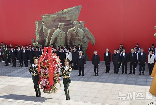 [베이징=뉴시스] 김정은 북한 국무위원장이 24일 중국 랴오닝성 단둥을 방문한 가운데 왕후닝 중국 전국인민정치협상회의(정협) 주석과 함께 항미원조(抗美援朝)기념관에서 기념탑 헌화를 지켜보고 있다.(사진=중국 신화통신 홈페이지 갈무리) *DB 및 재판매 금지 2026.10.24 photo@newsis.com