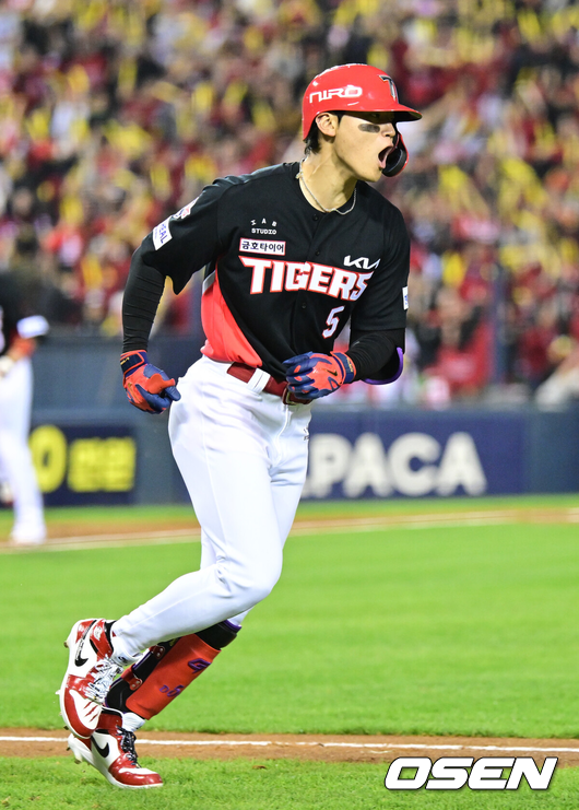 [OSEN=잠실, 최규한 기자] 20일 서울 잠실야구장에서 ‘2026 신한 SOL KBO 준플레이오프’ 3차전 LG 트윈스와 KIA 타이거즈의 경기가 열렸다.벼랑 끝에 몰린 LG는 카를로스 카라스코가 선발로 나선다. 광주 홈에서 열린 2경기를 모두 잡아낸 KIA는 시라카와 게이쇼를 선발로 내세웠다.2회초 1사 만루 상황 KIA 김도영이 LG 케네디를 상대로 달아나는 좌중간 만루포를 날린 뒤 그라운드를 돌며 환호하고 있다. 2026.10.20 / dreamer@osen.co.kr