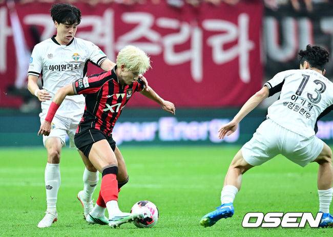 [OSEN=서울월드컵경기장, 최규한 기자] 24일 서울 성산동 서울월드컵경기장에서 ‘하나은행 K리그1 2026’ 33라운드 FC서울과 강원FC의 경기가 열렸다.이날 경기에서 서울이 승리하면 2016년 이후 10년 만의 리그 우승을 확정할 수 있는 무대다. 서울을 상대하는 강원은 현재 11승 14무 7패, 승점 47점으로 리그 4위다. 정규리그 마지막 경기에서 순위를 끌어올리기 위해서는 승점 확보가 필요하다.전반 FC서울 정승원이 돌파를 펼치고 있다. 2026.10.24 / dreamer@osen.co.kr