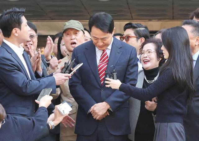 ▲오세훈 서울시장이 23일 서울 서초구 서울고법에서 열린 '명태균 여론조사 대납 의혹 사건' 항소심 선고 공판 뒤 무죄 판결과 관련해 입장을 밝히고 있다. ⓒ연합뉴스