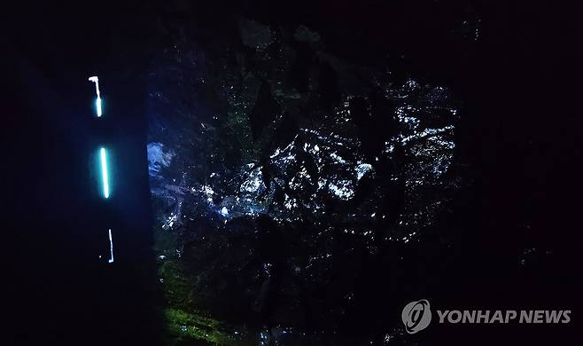 자외선에 빛나는 '푸른 보석' 회중석 (영월=연합뉴스) 이재현 기자 = 미·중의 전략광물 확보 경쟁 속에 글로벌 핵심광물 공급망의 거점으로 주목받는 강원 영월 상동광산. 갱도 막장에서 발파로 드러난 텅스텐 함유 광물인 회중석이 자외선램프를 비추자 푸른빛을 발하고 있다. 2026.10.24 jlee@yna.co.kr