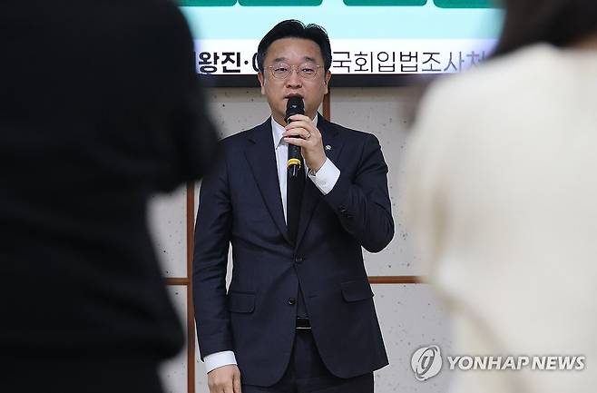 인사말 하는 이용우 의원 [연합뉴스 자료사진]