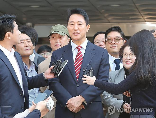 항소심 무죄, 입장 밝히는 오세훈 서울시장 (서울=연합뉴스) 김주형 기자 = 오세훈 서울시장이 23일 서울 서초구 서울고법에서 열린 '명태균 여론조사 대납 의혹 사건' 항소심 선고 공판 뒤 무죄 판결과 관련해 입장을 밝히고 있다. 2026.10.23 kjhpress@yna.co.kr