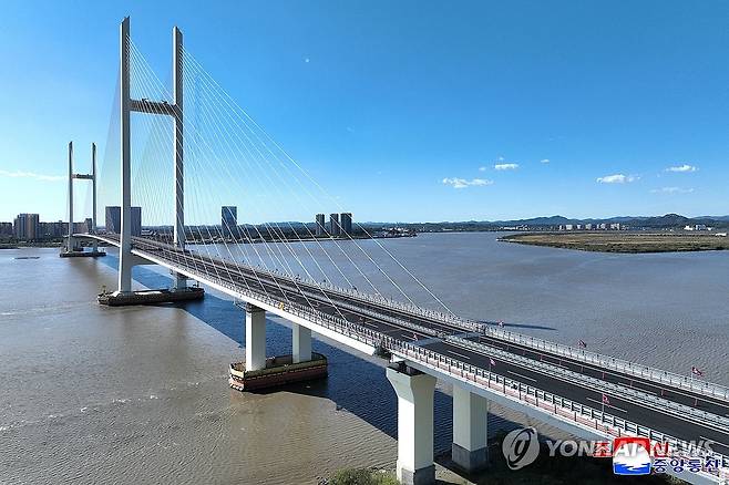 15일 개통한 신압록강대교 (평양 조선중앙통신=연합뉴스) 북한 조선중앙통신은 16일 "조중(북중) 두 나라 정부와 인민들의 기대와 관심속에 '조중압록강다리' 개통식이 15일 현지에서 진행됐다"고 보도했다. 2026.10.16     [국내에서만 사용가능. 재배포 금지. For Use Only in the Republic of Korea. No Redistribution] nkphoto@yna.co.kr