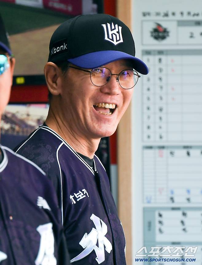 20일 수원 KT위즈파크에서 열린 두산 베어스와 KT 위즈의 경기. KT 이강철 감독이 장준원의 연타석 홈런에 기뻐하고 있다. 수원=정재근 기자 cjg@sportschosun.com/2026.9.20/