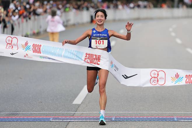 김도연이 25일 열린 2026 춘천마라톤에서 여자부 1등으로 들어오고 있다. /장경식 기자
