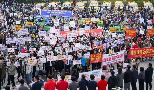 2022년 10월 16일 경기도 의정부시청 앞 광장에서 시민들이 아동 성범죄자 김근식의 의정부 내 갱생시설 입소 철회를 요구하며 대규모 집회를 열고 있다. 연합뉴스
