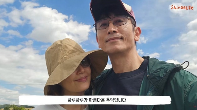 신애라 차인표 부부가 여행을 떠난 모습을 공개했다. ‘신애라이프’ 캡처