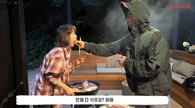 신애라 차인표 부부가 여행을 떠난 모습을 공개했다. ‘신애라이프’ 캡처