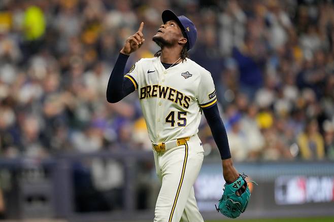 <YONHAP PHOTO-3276> Milwaukee Brewers pitcher Abner Uribe motions as he walks to the dugout during the seventh inning of Game 1 of baseball's World Series, Friday, Oct. 23, 2026, in Milwaukee, between the Milwaukee Brewers and the Tampa Bay Rays. (AP Photo/Ashley Landis)/2026-10-24 11:26:16/<저작권자 ⓒ 1980~2026 ㈜연합뉴스. 무단 전재 재배포 금지, AI 학습 및 활용 금지>