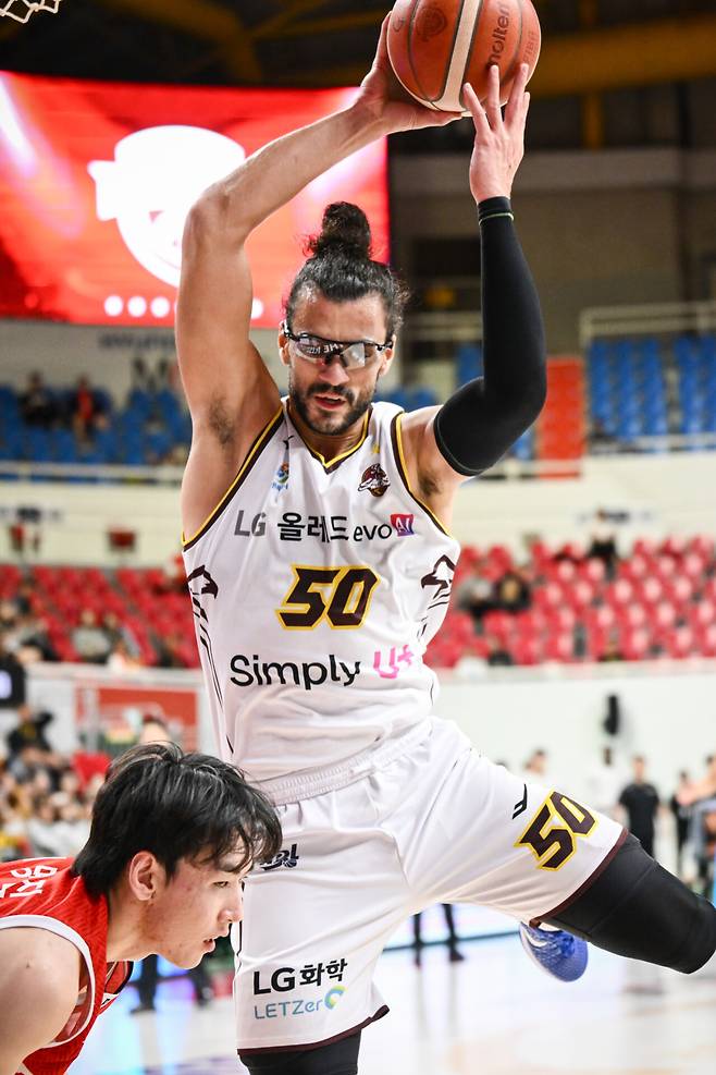 KBL 대표 리바운더인 아셈 머레이의 경기 모습. KBL 제공