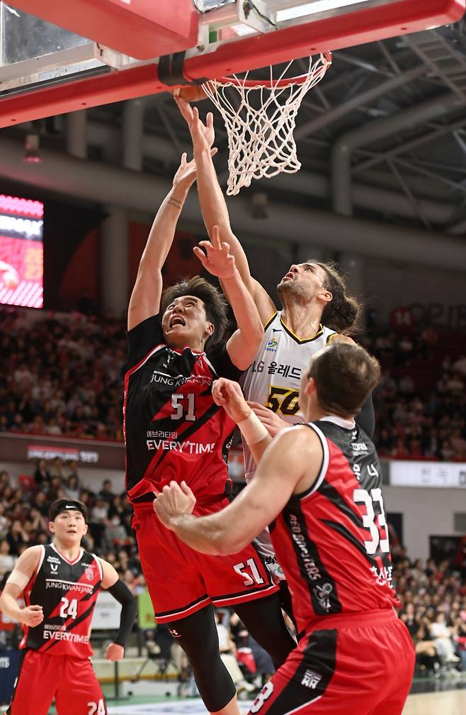 6시즌 연속 리바운드 1위에 도전하는 마레이. KBL 제공