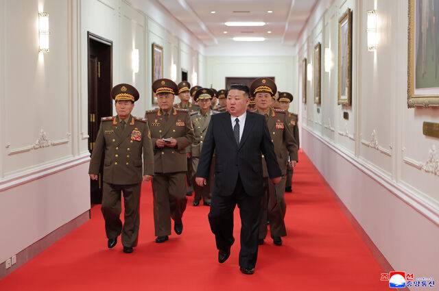 김정은 북한 국무위원장이 10월 22일과 23일 평양에서 조선인민군 제3차 중대장 대회를 주재하고 '새 시대 강군건설과 중대장들의 임무'에 대해서 연설했다고 조선중앙통신이 24일 보도했다.연합뉴스