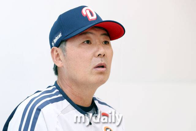 두산 김원형 감독이 14일 오후 서울 잠실야구장에서 진행된 '2026 신한 SOL KBO 리그' 포스트시즌 와일드카드 결정전 1차전 LG와의 경기 전 취재진과 인터뷰를 하고 있다./마이데일리