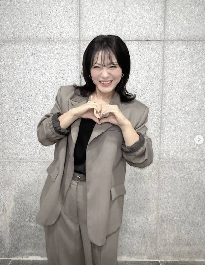 [서울=뉴시스] 그룹 빅마마의 이영현이 한층 더 슬림해진 몸매를 뽐냈다. (사진 : 에이치오이엔티 SNS 캡처) *재판매 및 DB 금지