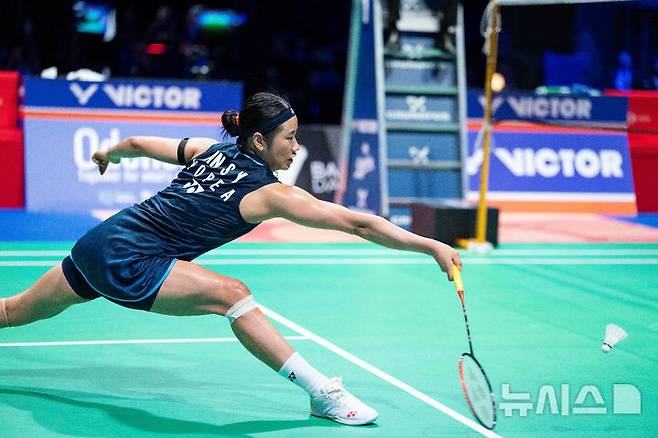 [오덴세=AP/뉴시스] 안세영(1위)이 18일(현지 시간) 덴마크 오덴세에서 열린 2026 세계배드민턴연맹(BWF) 월드 투어 슈퍼 750 덴마크오픈 여자 단식 결승에서 야마구치 아카네(3위·일본)와 경기하고 있다. 안세영이 2-1(21-23 21-14 21-18) 역전승을 거두고 대회 2연패를 달성했다. 2026.10.19.