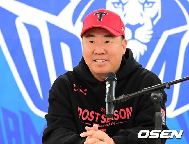 [OSEN=대구, 이대선 기자] 25일 대구 삼성라이온즈파크에서 ‘2026 신한 SOL KBO 플레이오프’ 1차전 삼성 라이온즈와 KIA 타이거즈의 경기가 열린다.삼성은 크리스 페덱, KIA는 제임스 네일을 선발로 내세웠다.KIA 이범호 감독이 인터뷰를 하고 있다. 2026.10.25 /sunday@osen.co.kr