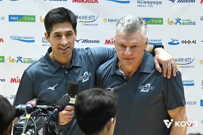 대한항공 헤난 달 조토 감독(오른쪽), 하파엘 헤드위츠 코치. 프로배구연맹 제공