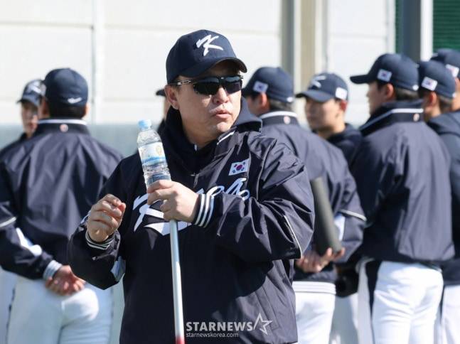 대한민국 야구대표팀이 지난 2025년 11월일 경기도 고양시 국가대표 야구훈련장에서 훈련을 진행했다. 이동욱 코치가 선수들을 지도하고 있다. /사진=김진경 kim.jinkyung@