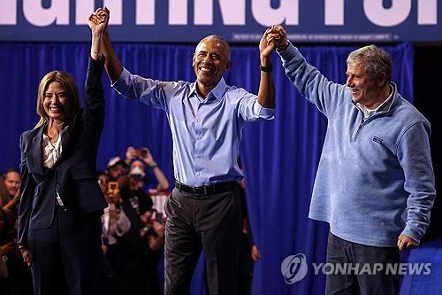 오하이오주 지원유세 나선 오바마  (로이터=연합뉴스) 버락 오바마 전 미국 대통령이 24일(현지시간) 오하이오주 클리블랜드에서 열린 중간선거 지원 유세에서 민주당 소속 에이미 액턴 주지사 후보, 셰러드 브라운 상원의원 후보와 손을 맞잡아 들어올리고 있다. [재판매 및 DB 금지]