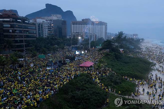 리우데자네이루 해변에 모인 보우소나루 지지자들 [AP=연합뉴스]