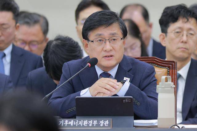 김성환 기후에너지환경부 장관이 26일 서울 여의도 국회에서 열린 기후에너지환경노동위원회 국정감사에서 의원 질의에 답하고 있다. 2026.10.26[사진=유대길 기자 dbeorlf123@ajunews.com]