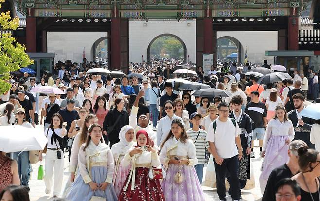 외국인 관광객들로 북적이는 서울 경복궁(사진=뉴시스)