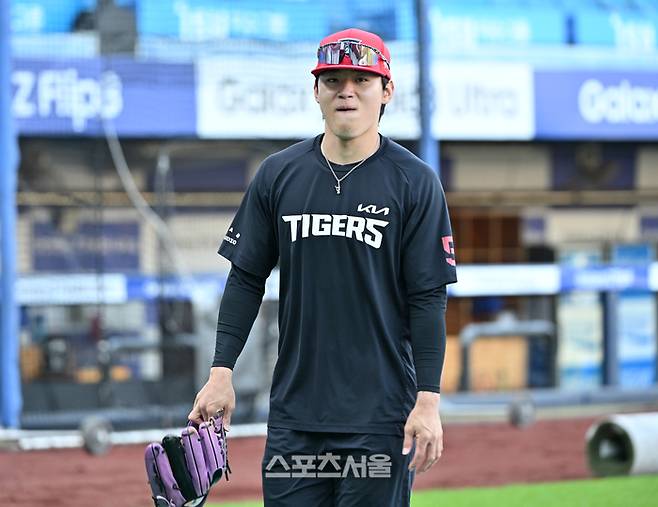 KIA 김도영이 26일 대구 삼성라이온즈파크에서 열리는 삼성과의 2026 KBO 포스트시즌 플레이오프 1차전에 수비 훈련 후 덕아웃으로 들어오고 있다. 대구 | 최승섭기자 thunder@sportsseoul.com