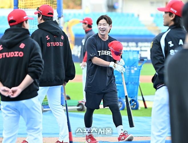 KIA 박정우가 26일 대구 삼성라이온즈파크에서 열리는 삼성과의 2026 KBO 포스트시즌 플레이오프 1차전에 앞서 훈련을 하고 있다. 대구 | 최승섭기자 thunder@sportsseoul.com