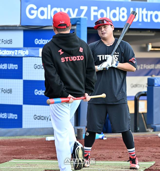 KIA 한준수가 26일 대구 삼성라이온즈파크에서 열리는 삼성과의 2026 KBO 포스트시즌 플레이오프 1차전에 앞서 훈련 도중 이범호 감독과 이야기를 나누고 있다. 대구 | 최승섭기자 thunder@sportsseoul.com