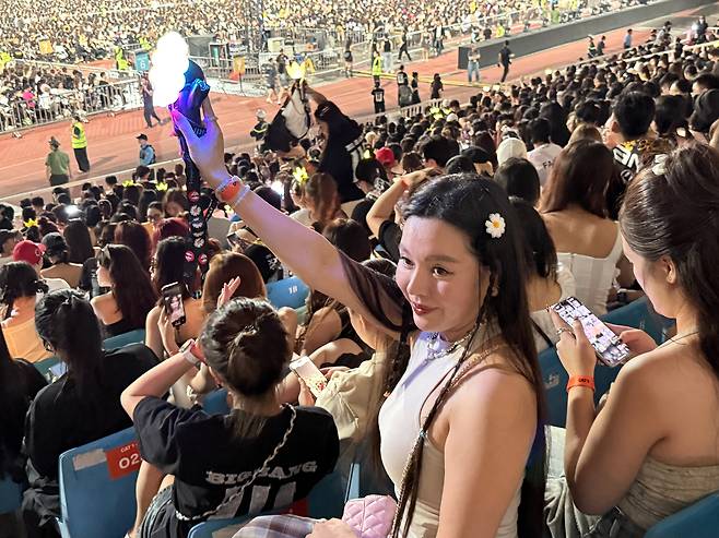 24일 베트남 하노이에서 열린 빅뱅 20주년 콘서트에 온 한 현지 팬이 지드래곤의 공식 응원봉​을 들어 보이고 있다. /VPBank