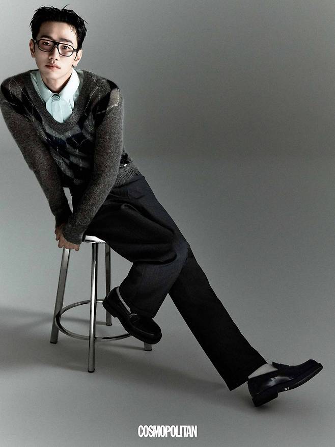 니트 톱, 블라우스, 팬츠 모두 Shushu/Tong. 안경 Oliver Peoples by Luxottica. 슈즈 Jimmy Choo. 양말 스타일리스트 소장품.