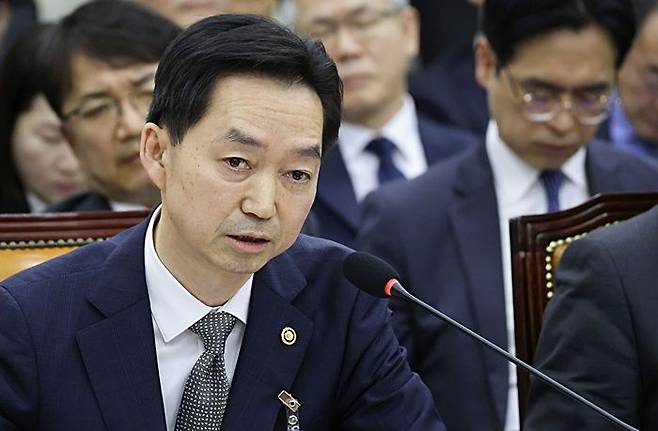 김지용 중대범죄수사청장이 26일 국회 행정안전위원회에서 열린 2026년도 종합 국정감사에서 질의에 답변하고 있다. ⓒ연합뉴스