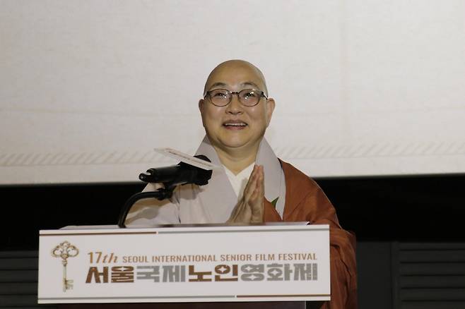지난해 제17회 서울국제노인영화제에서 인사말을 하고 있는 지웅 스님. 그는 “젊은 창작자들이 노인을 작품에서 무조건 외롭거나 고집스러운, 반대로 지혜롭고 따뜻한 존재 등 하나의 고정된 이미지로 그리지 않았으면 한다”라며 “노인 이야기를 잘 만든다는 건 노인을 특별하게 묘사하는 게 아니라 깊이 이해하는데서 시작한다”라고 말했다. 서울국제노인영화제 제공